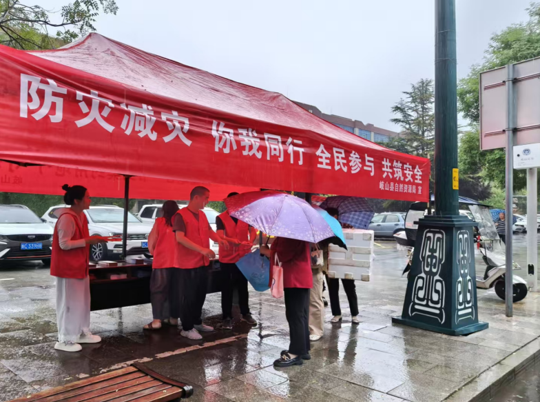我市自然资源和规划系统积极开展第35个“全国土地日”宣传活动